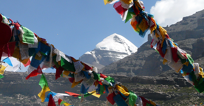 Gebetsfahnen waehrend des Saga Dawa Fests am Kailash 